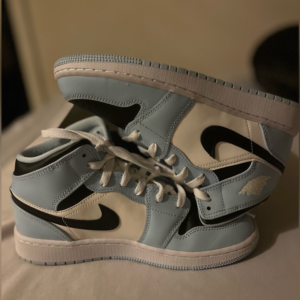 Jordan 1 Mid Ice blue / black / white
